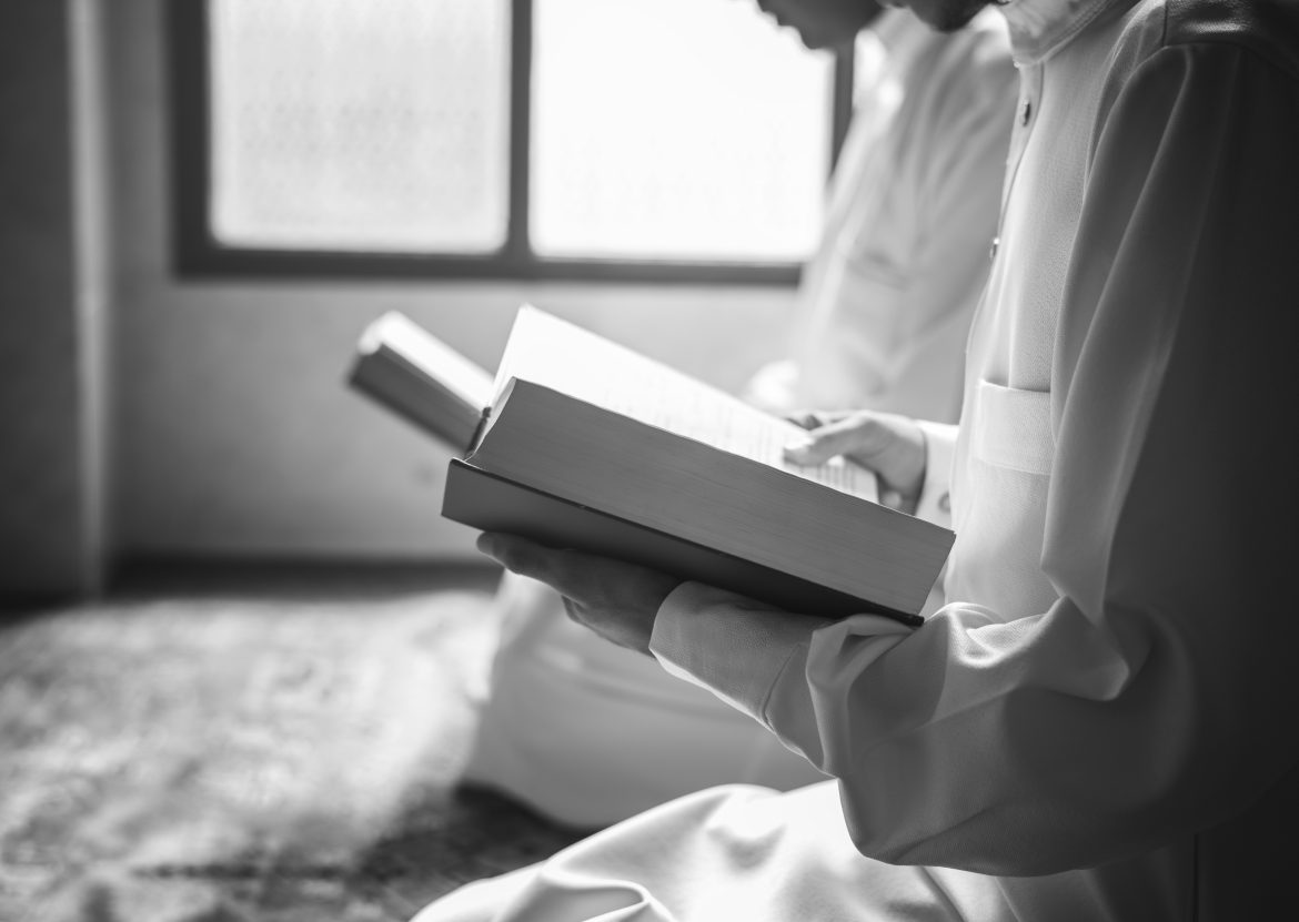 musulmanes leyendo coran