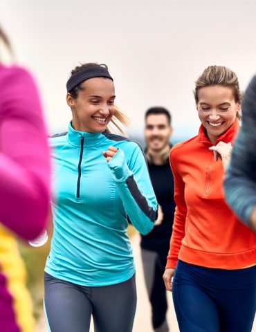 mujeres atleticas felices divirtiendose mientras trotan grupo personas naturaleza
