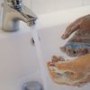 Lavarse las manos regularmente reduce significativamente el riesgo de contagio de enfermedades